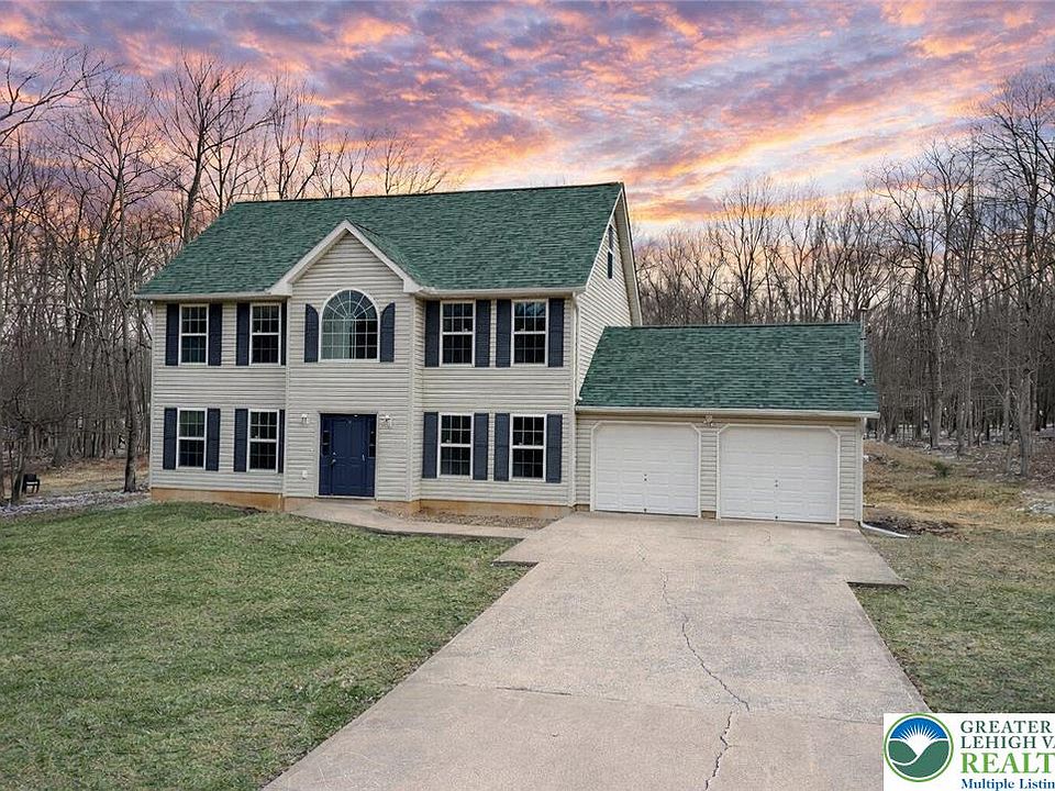 Two-story home with attached garage at 94 Oneida Trail in Albrightsville
